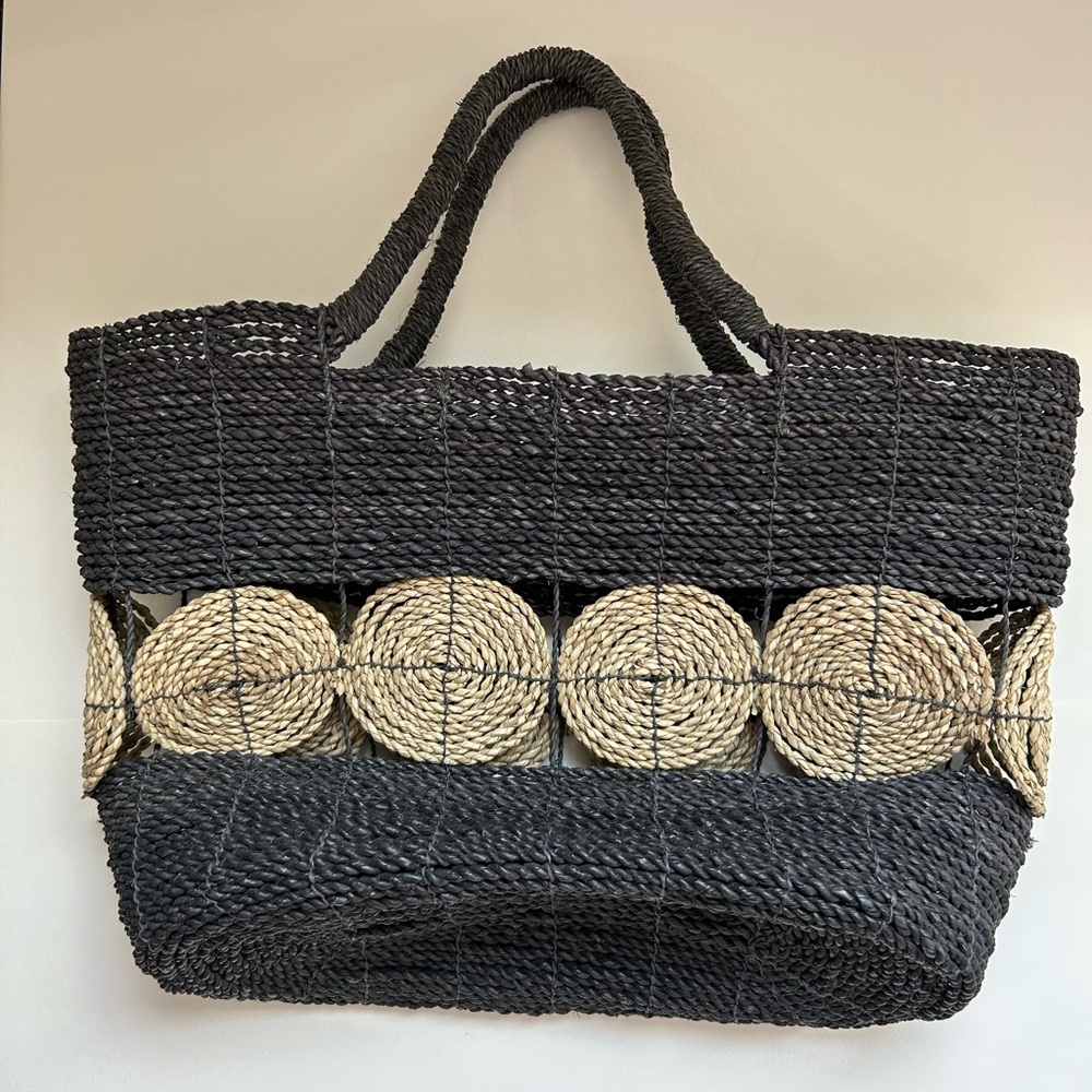 BRAND NEW NEVER USED BLACK/CHARCOAL GREY AND NATURAL STRAW TOTE BAG
